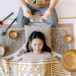 Pratiquer les massages chinois : MASSAGE SONORE AUX BOLS TIBÉTAINS
