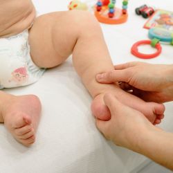 ACCOMPAGNER ET PRENDRE SOIN DU BÉBÉ VULNÉRABLE, DE SES PARENTS...ET DES SOIGNANTS