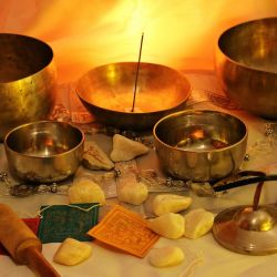 Pratiquer les massages chinois : MASSAGE SONORE AUX BOLS TIBÉTAINS